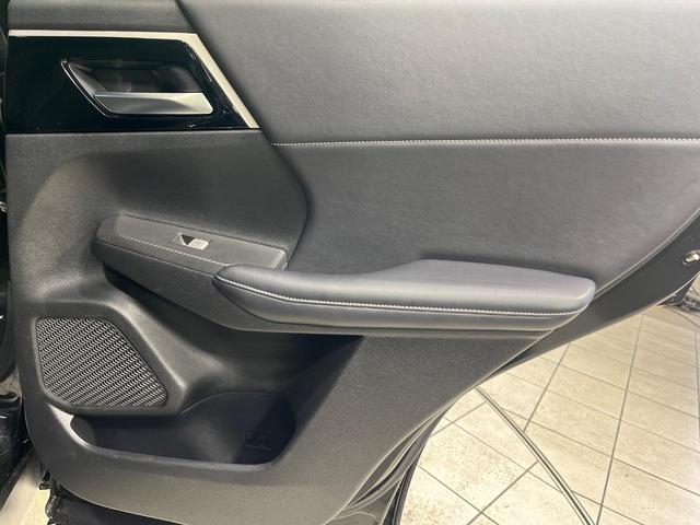 アウトランダーＰＨＥＶ ブラックエディション　４ＷＤ　マルチアラウンドモニタ　ｅ－Ａｓｓｉｓｔ　マイパイロット　禁煙車　電動リアゲート　ハーフレザーシート　前席シートヒーター　ドラレコ　ＥＴＣ　コーナーセンサー　スマートキー　ＬＥＤヘッド（32枚目）