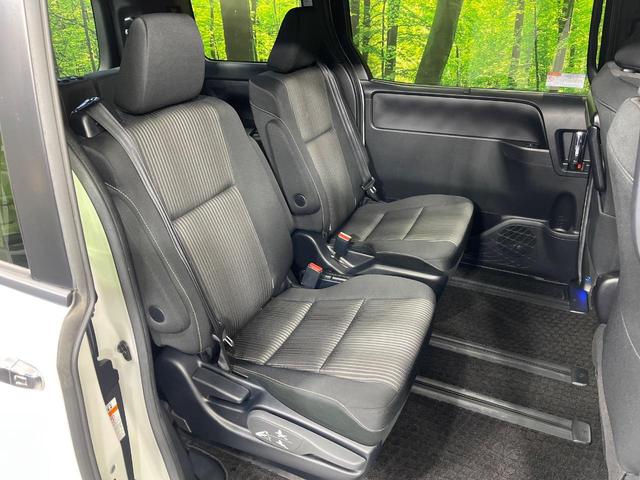 ヴォクシー ＺＳ　煌ＩＩ　４ＷＤ　フルエアロ　両側電動ドア　９型ナビ　バックカメラ　寒冷地仕様　衝突被害軽減システム　禁煙車　コーナーセンサー　ドラレコ　コーナーセンサー　スマートキー　ＬＥＤヘッド　クルコン　車線逸脱警報（10枚目）