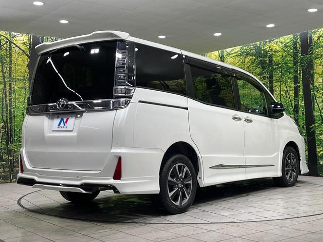 ヴォクシー ＺＳ　煌ＩＩ　４ＷＤ　フルエアロ　両側電動ドア　９型ナビ　バックカメラ　寒冷地仕様　衝突被害軽減システム　禁煙車　コーナーセンサー　ドラレコ　コーナーセンサー　スマートキー　ＬＥＤヘッド　クルコン　車線逸脱警報（19枚目）