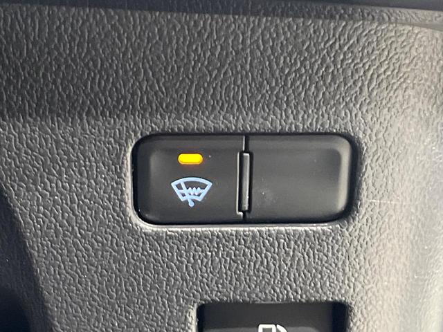 プリウス Ｓ　４ＷＤ　ＳＤナビ　バックカメラ　寒冷地仕様　衝突被害軽減システム　ドラレコ　スマートキー　ＬＥＤヘッド　クルコン　オートハイビーム　オートライト　オートエアコン　Ｂｌｕｅｔｏｏｔｈ　ＣＤ　ＤＶＤ再生（6枚目）