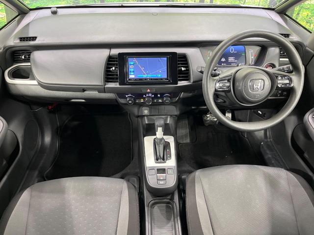 フィット ｅ：ＨＥＶベーシック　４ＷＤ　禁煙車　ＳＤナビ　Ｂｌｕｅｔｏｏｔｈ再生　バックカメラ　ホンダセンシング　アダプティブクルーズ　寒冷地仕様　ドライブレコーダー　ＬＥＤヘッド　ＥＴＣ　スマートキー　電子パーキングブレーキ（2枚目）