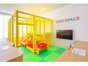 大きなキッズスペースも完備!小さなお子様連れでも、ゆっくりとお車探しをお楽しみいただけます。