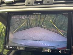 【バックカメラ】駐車時に後方がリアルタイム映像で確認できます。大型商業施設や立体駐車場での駐車時や、夜間のバック時に大活躍！運転スキルに関わらず、今や必須となった装備のひとつです！ 4