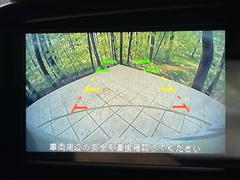 【バックカメラ】駐車時に後方がリアルタイム映像で確認できます。大型商業施設や立体駐車場での駐車時や、夜間のバック時に大活躍！運転スキルに関わらず、今や必須となった装備のひとつです！ 4