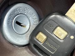 【キーレス】少し離れた場所からでもボタン一つでドアの開錠・施錠ができるのでとっても便利！ドアの鍵穴周りに傷をつけることもありません♪ 4