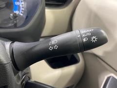【オートライト】周りの明るさに応じて自動でヘッドライトの点灯・消灯ができる機能です！ライトの付け忘れ・消し忘れなどが無くなり、雨の日や夕方の走行も安心！トンネル通過時も便利ですね♪ 7
