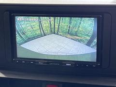 【バックカメラ】駐車時に後方がリアルタイム映像で確認できます。大型商業施設や立体駐車場での駐車時や、夜間のバック時に大活躍！運転スキルに関わらず、今や必須となった装備のひとつです！ 4
