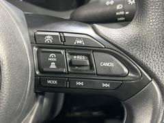 【レーダークルーズコントロール】高速道路での長距離走行が楽に！！自動で速度を保つクルーズコントロールが、衝突軽減システムと連携し、前方の車両を感知して車間を保つように速度調節してくれます！！ 5
