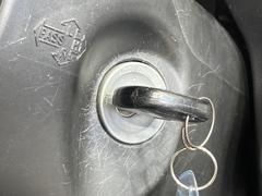 【キーレス】少し離れた場所からでもボタン一つでドアの開錠・施錠ができるのでとっても便利！ドアの鍵穴周りに傷をつけることもありません♪ 7