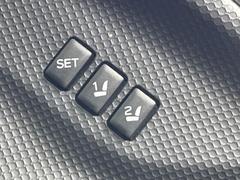 【メモリー機能付きパワーシート】ドライバーごとに設定したシート位置を記憶して、ボタン一つで切り替えできる便利な機能！運転する方が複数名いらっしゃるご家庭におすすめです♪ 7