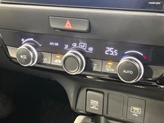 【オートエアコン】一度お好みの温度に設定すれば、車内の温度を検知し風量や温度を自動で調整。暑い…寒い…と何度もスイッチ操作をする必要はありません。快適な車内空間には必須の機能ですね♪ 6
