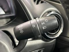 【オートライト】周りの明るさに応じて自動でヘッドライトの点灯・消灯ができる機能です！ライトの付け忘れ・消し忘れなどが無くなり、雨の日や夕方の走行も安心！トンネル通過時も便利ですね♪ 7