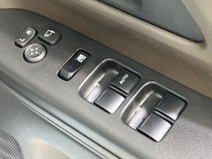 【電動格納ミラー】サイドミラーは電動格納式となっており、狭い駐車場でもキズがつくリスクを抑えられます。 7