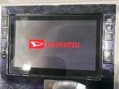 【純正８型ナビ】人気の純正ナビを装備。オーディオ機能も充実しており、Ｂｌｕｅｔｏｏｔｈ接続すればお持ちのスマホやＭＰ３プレイヤーの音楽を再生可能！毎日の運転がさらに楽しくなります！！ 3