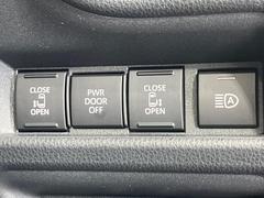 【両側パワースライドドア】スマートキーや運転席のスイッチで後席両側スライドドアの開閉が可能♪電動だから力を入れてドアを開ける必要が無く、小さなお子様でも簡単に開け閉めでき快適です♪ 5