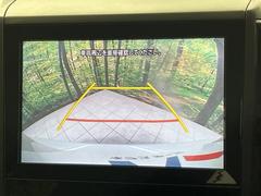 【バックカメラ】駐車時に後方がリアルタイム映像で確認できます。大型商業施設や立体駐車場での駐車時や、夜間のバック時に大活躍！運転スキルに関わらず、今や必須となった装備のひとつです！ 4