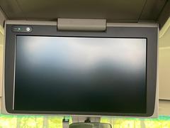 【フリップダウンモニター】大画面モニターで後席でもエンタメをお楽しみいただけます。小さなお子様にも大人気の装備です♪ 4