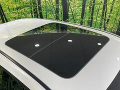 【サンルーフ】開放感たっぷりの希少装備、サンルーフが装着されています！車内に明かりを取り入れたり景色を楽しむ以外にも、車内の空気も簡単に換気できて快適です！ 3