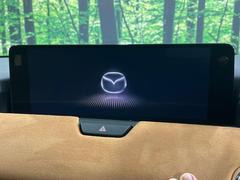 【メーカー純正ナビ】インテリアに溶け込むスタイリッシュな「専用設計」メーカーナビを装備♪視認性や操作性など基本性能にも優れ、より上質なカーライフをお楽しみいただけます。 4