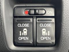 【両側パワースライドドア】スマートキーや運転席のスイッチで後席両側スライドドアの開閉が可能♪電動だから力を入れてドアを開ける必要が無く、小さなお子様でも簡単に開け閉めでき快適です♪ 5