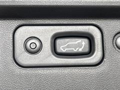 【パワーバックドア】スマートキーや運転席のボタンを押すだけでリアゲートが自動で開閉します！荷物を持っている時や、高い位置にあるバックドアを閉める際に便利な機能です♪ 4