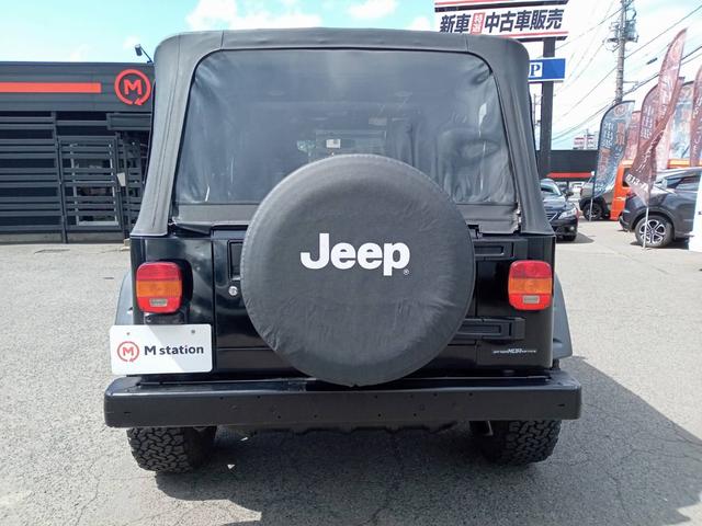 ジープ・ラングラー スポーツ　パートタイム４ＷＤ　ソフトトップ幌　オーバーフェンダー　ＥＴＣ　サイドステップ　ＫＭＣ１８インチＡＷ　ホワイトレタータイヤ　純正ＣＤオーディオ　オートマ（5枚目）