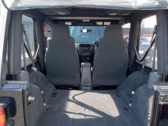 ジープ・ラングラー スポーツ　パートタイム４ＷＤ　ソフトトップ幌　オーバーフェンダー　ＥＴＣ　サイドステップ　ＫＭＣ１８インチＡＷ　ホワイトレタータイヤ　純正ＣＤオーディオ　オートマ（29枚目）