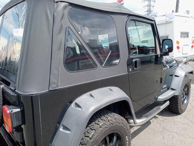 ジープ・ラングラー スポーツ　パートタイム４ＷＤ　ソフトトップ幌　オーバーフェンダー　ＥＴＣ　サイドステップ　ＫＭＣ１８インチＡＷ　ホワイトレタータイヤ　純正ＣＤオーディオ　オートマ（33枚目）