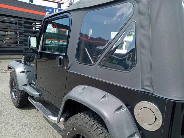 ジープ・ラングラー スポーツ　パートタイム４ＷＤ　ソフトトップ幌　オーバーフェンダー　ＥＴＣ　サイドステップ　ＫＭＣ１８インチＡＷ　ホワイトレタータイヤ　純正ＣＤオーディオ　オートマ（34枚目）