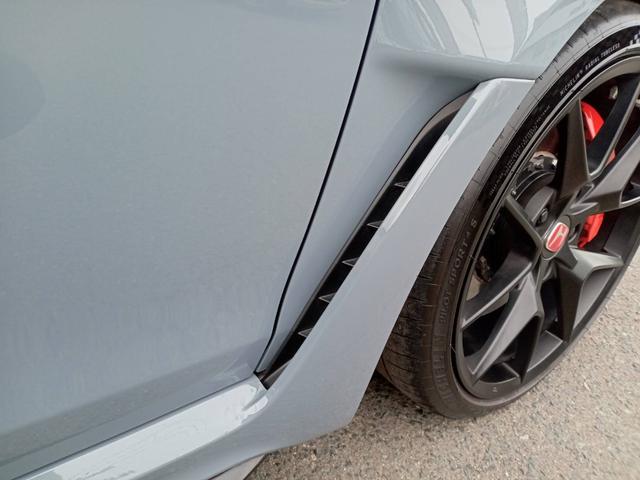 シビック タイプR 1オーナー エアロダイナミクス 専用リアスポイラー/シート/ステアリング ホンダセンシング レーダークルコン 純正コネクトディスプレイナビTV Bカメラ ブレンボ製キャリパー トリプルマフラー(13枚目)