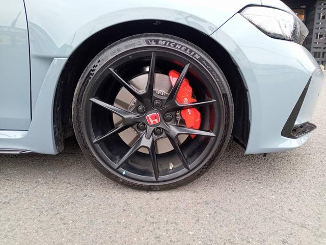 シビック タイプR 1オーナー エアロダイナミクス 専用リアスポイラー/シート/ステアリング ホンダセンシング レーダークルコン 純正コネクトディスプレイナビTV Bカメラ ブレンボ製キャリパー トリプルマフラー(17枚目)