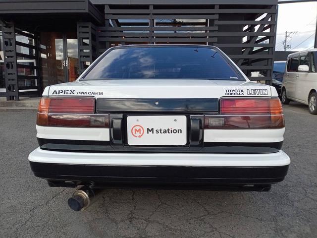 カローラレビン ＧＴ　ＡＰＥＸ　白黒全塗装　タイベル交換済　社外フルエアロ　５次元マフラー　ＢＬＩＴＺ車高調　ＡＰＥＸエアクリ　社外Ｆタワーバー　ビートラッシュＲタワーバー　社外ステアリング　レカロ製セミバケ　トスコ１４インチＡＷ（4枚目）