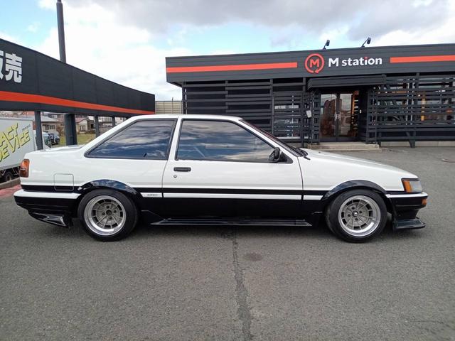 カローラレビン ＧＴ　ＡＰＥＸ　白黒全塗装　タイベル交換済　社外フルエアロ　５次元マフラー　ＢＬＩＴＺ車高調　ＡＰＥＸエアクリ　社外Ｆタワーバー　ビートラッシュＲタワーバー　社外ステアリング　レカロ製セミバケ　トスコ１４インチＡＷ（8枚目）