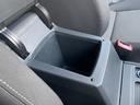 前席アームレストには収納スペースも装備されております!