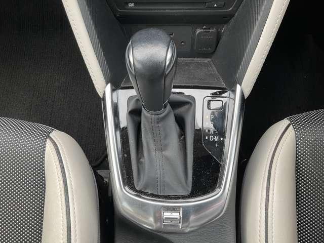 デミオ 13Sツーリング Lパッケージ 衝突軽減 純正ナビ バックカメラ クルコン アイドリングストップ 横滑り防止装置 障害物センサ- 車線逸脱警報 シートヒーター ドラレコ フルセグTV DVD再生 スマートキー LEDライト アルミ(12枚目)