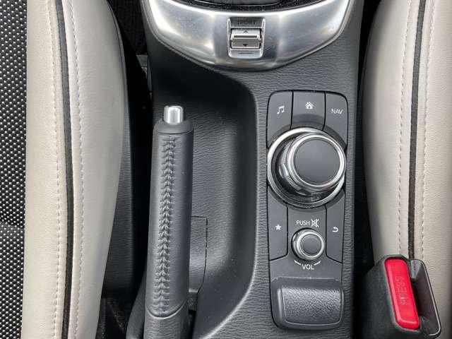 デミオ 13Sツーリング Lパッケージ 衝突軽減 純正ナビ バックカメラ クルコン アイドリングストップ 横滑り防止装置 障害物センサ- 車線逸脱警報 シートヒーター ドラレコ フルセグTV DVD再生 スマートキー LEDライト アルミ(14枚目)