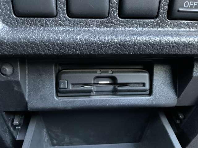 エルグランド ２５０ハイウェイスタープレミアムアーバンクロム　後期　衝突軽減　ワイドナビ　後席モニタ－　クルコン　アラウンドビューモニター　障害物センサー　シートヒーター　ドラレコ　フルセグＴＶ　ＥＴＣ　電動シート　オットマン　両側電動スライドドア　ワンオーナ－（18枚目）