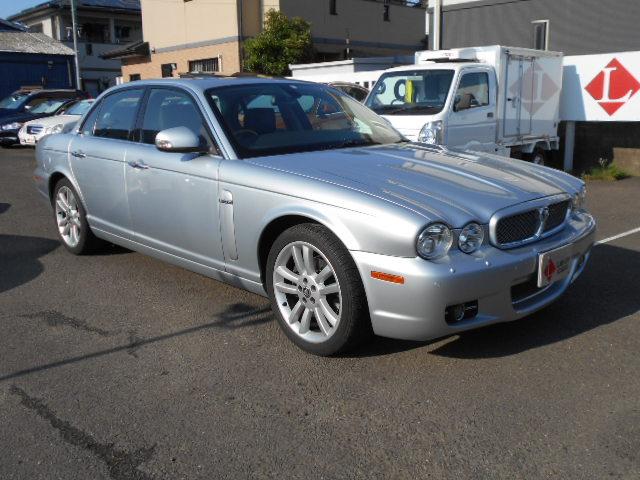 XJ 4.2エグゼクティブ 黒革シート サンルーフ 新タイヤ(3枚目)