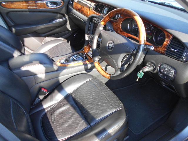 XJ 4.2エグゼクティブ 黒革シート サンルーフ 新タイヤ(11枚目)