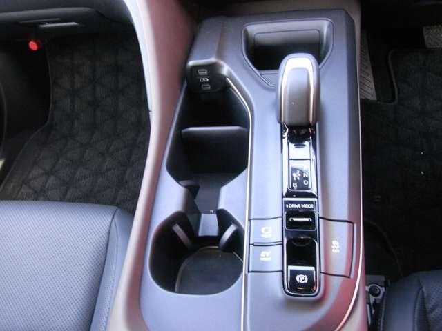 クラウンクロスオーバー ２．５　Ｇ　レザー　パッケージ　Ｅ－Ｆｏｕｒ　４ＷＤ　・ディーラーＯＰ　ＴＶコントロールキット（14枚目）