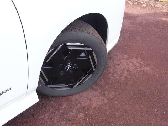 ２０５／５５Ｒ１６タイヤ＋専用アルミホイールです。スタッドレスタイヤや各種オプションのご注文も承っております（＾＾）！