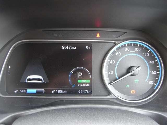 美しい大画面に映し出される多彩な情報が、快適なＥＶドライブをサポートします（＊＾＾＊）