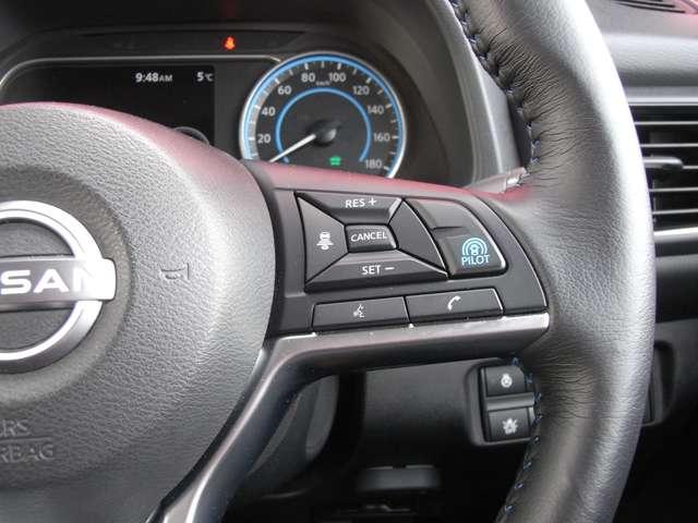 プロパイロットは高速道路の単調な渋滞走行と長時間の巡航走行で、アクセル、ブレーキ、ハンドルの操作をクルマがアシスト。ドライバーの負担を軽減します。一般道でも定速走行や車間キープなど便利も使えますよ（＾