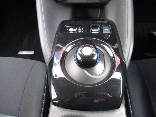 ＥＶ車ならでは３つの走行モード切替で「ワンペダル」走行も可能で。もちろん、　エマブレ踏み間違い防止アシスト、ＶＤＣ（横滑り防止機能）、フロント＆バックソナー、ヒルスタートアシストなど安全装備も充実して