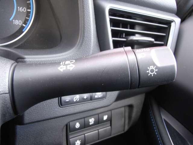 インテリジェント　オートライトシステム（フロントワイパー連動、薄暮れ感知「おもいやりライト」機能付）です。さらに、ハイビームアシストは道路周辺の明るさに合わせて、ハイ／ロービームを自動で切り替えます。