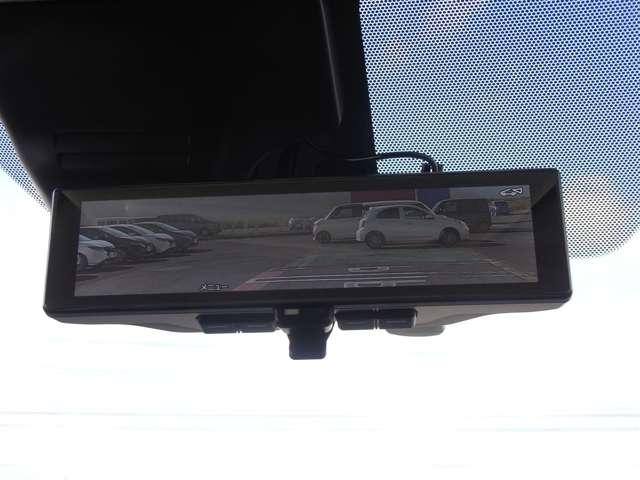インテリジェント　ルームミラーを装備。車両後方のカメラ映像をミラー面に映し出すので、車内の状況や、天候などに影響されずいつでもクリアな後方視界が得られます。