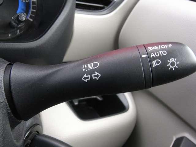 �I�[�g���C�g�V�X�e���͗[��ꎞ�ȂǂɎ����Ńw�b�h���C�g��_���B����Ƀn�C�r�[���A�V�X�g�͐�s�Ԃ�Ό��Ԃ̃��C�g�A���H���ӂ̖��邳�ɍ��킹�āA�n�C�r�[���^���[�r�[���������Ő؂�ւ��܂��B