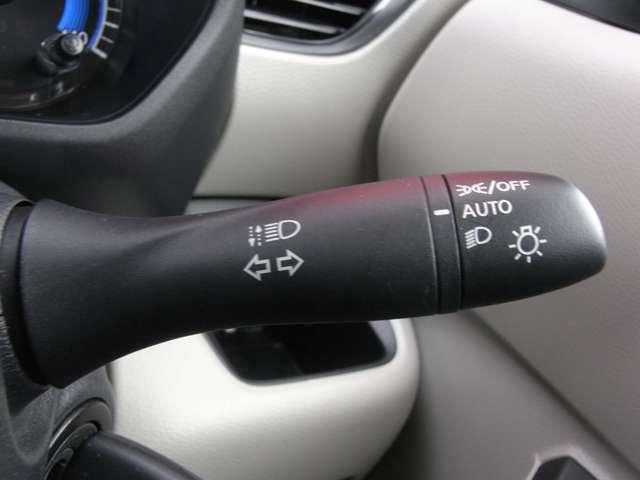 �I�[�g���C�g�V�X�e���͗[��ꎞ�ȂǂɎ����Ńw�b�h���C�g��_���B����Ƀn�C�r�[���A�V�X�g�͐�s�Ԃ�Ό��Ԃ̃��C�g�A���H���ӂ̖��邳�ɍ��킹�āA�n�C�r�[���^���[�r�[���������Ő؂�ւ��܂��B