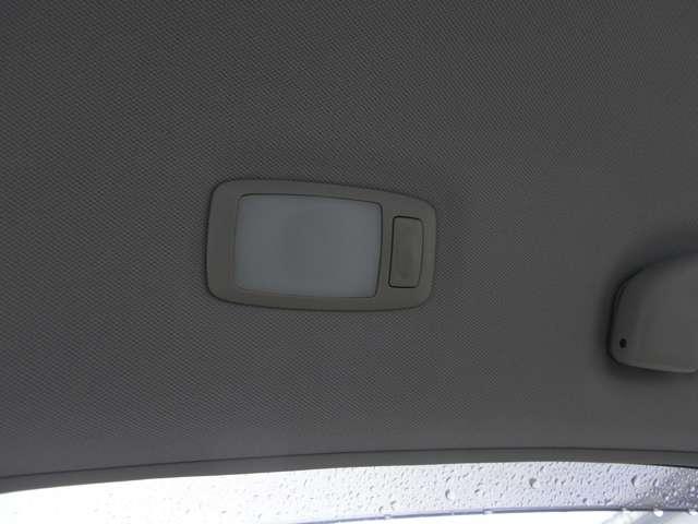 �����V�[�g�̏㕔���E�ɏ�~���ɑ������Ƃ炷�����p�[�\�i�������v�𑕔��B