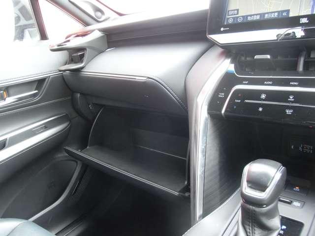 �傫�ȃO���[�u�{�b�N�X���͂��߁A���[�����ʂł��B�����q�C�I���̃i�m�C�[�w�������A����ȑ��̃G�A�R�������o�������玺���֕��o����A�Ԏ��������K�ȋ�C���ɓ����܂��B